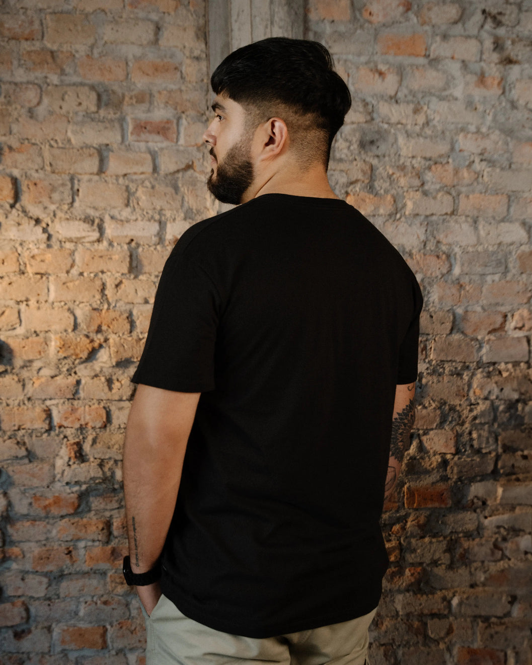 Cuello V Classic Fit - Playera Negra PREMIUM