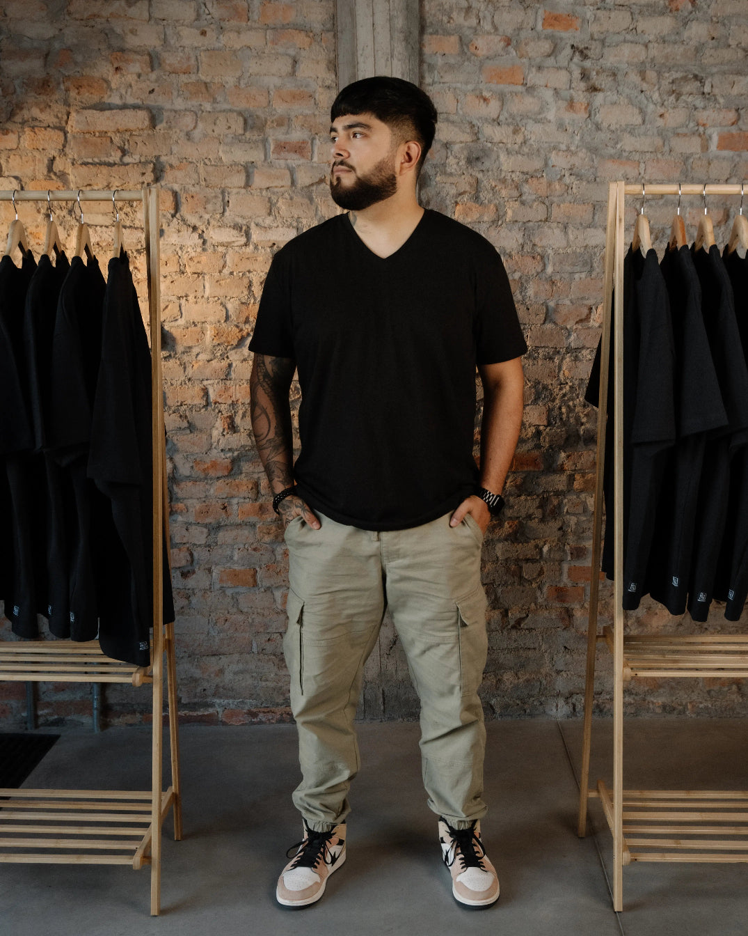 Cuello V Classic Fit - Playera Negra PREMIUM