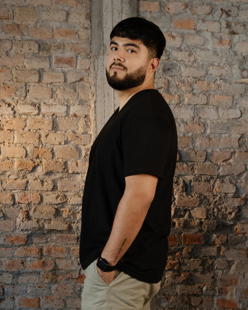 Cuello V Classic Fit - Playera Negra PREMIUM