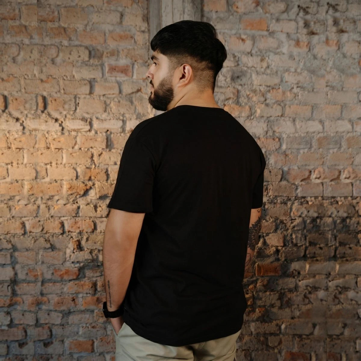 Cuello V Classic Fit - Playera Negra Premium
